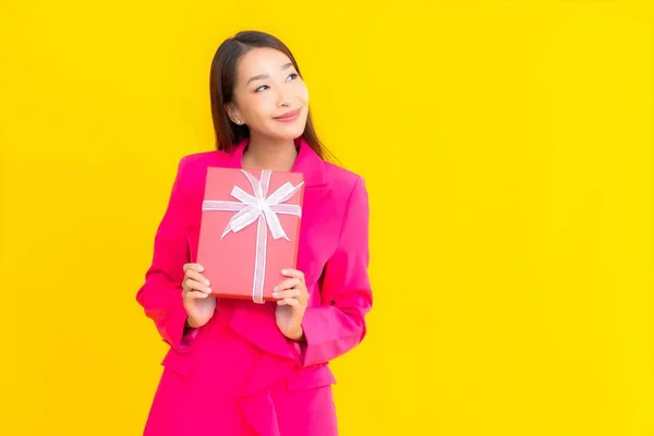 Πορτρέτο Όμορφη Νεαρή Ασιατική Γυναίκα Κόκκινο Κουτί Δώρου Κίτρινο Χρώμα — Φωτογραφία Αρχείου