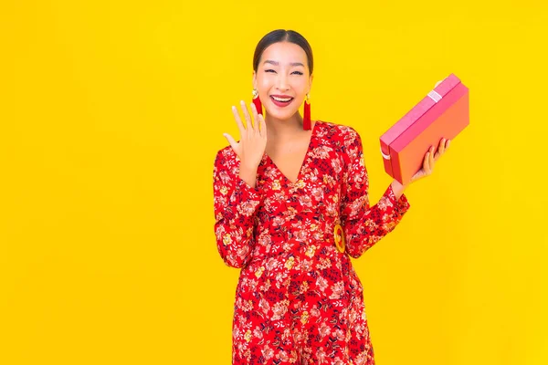 Portrait Belle Jeune Femme Asiatique Avec Boîte Cadeau Rouge Sur — Photo