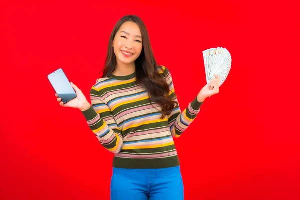 Portret Mooie Jonge Aziatische Vrouw Met Cash Geld Mobiele Telefoon — Stockfoto