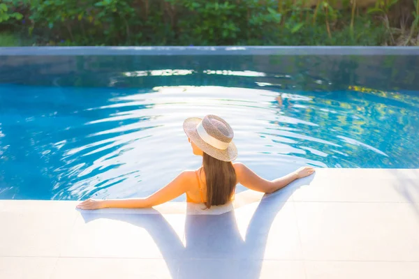 Retrato Hermosa Joven Mujer Asiática Disfrutar Relajarse Alrededor Piscina Para — Foto de Stock