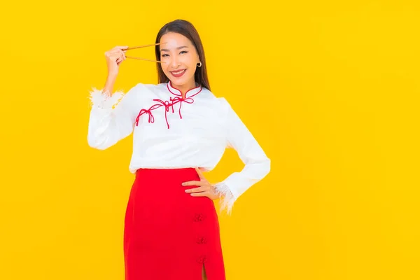 Portret Mooie Jonge Aziatische Vrouw Met Eetstokje Klaar Eten Gele — Stockfoto