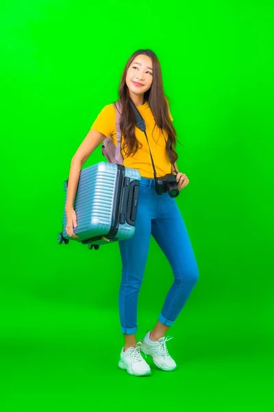 亚洲年轻貌美的女性形象 带着相机手机行李图 准备在绿色背景下旅行 — 图库照片