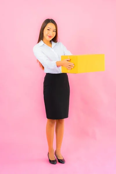 Portrait Beautiful Young Asian Woman Box Packaging Ready Shipping Pink — Stock Photo, Image