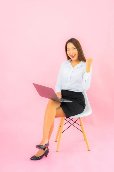 Portret Pięknej Młodej Azjatyckiej Kobiety Komputerowym Laptopem Różowym Tle — Zdjęcie stockowe