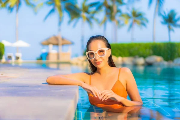 Güzel Bir Asyalı Kadın Portresi Rahatlayın Yüzme Havuzunda Deniz Manzaralı — Stok fotoğraf