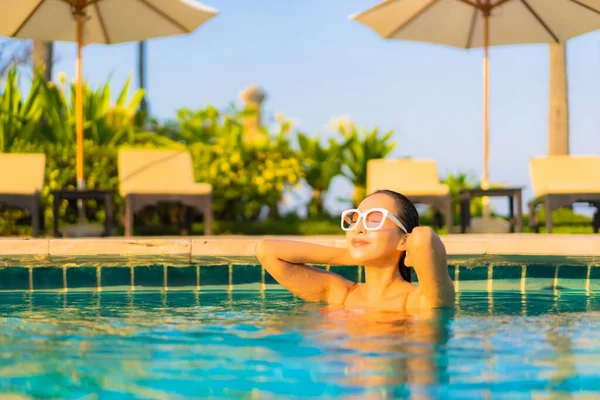 Güzel Bir Asyalı Kadın Portresi Rahatlayın Yüzme Havuzunda Deniz Manzaralı — Stok fotoğraf