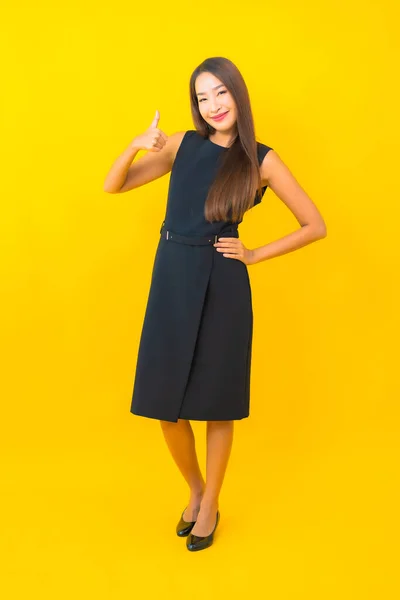 Portret Piękny Młody Azjatycki Biznes Kobieta Uśmiech Akcja Żółty Kolor — Zdjęcie stockowe