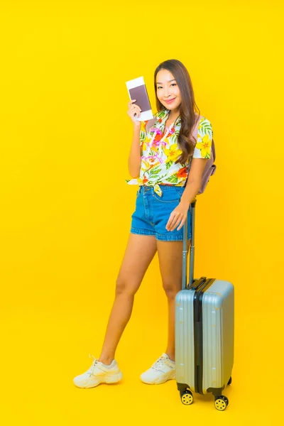 Retrato Bonito Jovem Asiático Mulher Desgaste Colorido Camisa Mochileiro Bagagem — Fotografia de Stock