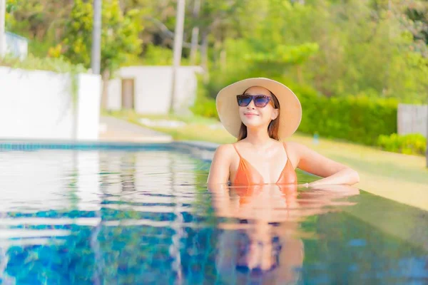 Retrato Bonito Jovem Asiático Mulher Relaxar Sorriso Lazer Redor Piscina — Fotografia de Stock