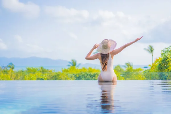 Portrait Belle Jeune Femme Asiatique Profiter Autour Piscine Extérieure Avec — Photo