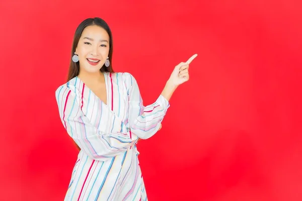 Retrato Hermosa Joven Asiática Mujer Sonrisa Con Muchos Acción Rojo — Foto de Stock