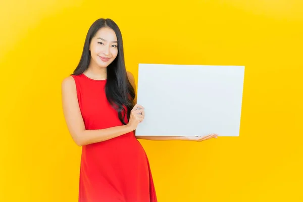 Portret Mooie Jonge Aziatische Vrouw Glimlach Met Lege Witte Billboard — Stockfoto