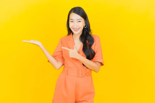 Portret Mooie Jonge Aziatische Vrouw Glimlach Met Actie Gele Kleur — Stockfoto