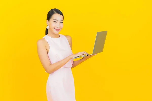 Портрет Красивая Молодая Азиатка Улыбка Компьютером Ноутбук Желтом Изолированном Фоне — стоковое фото