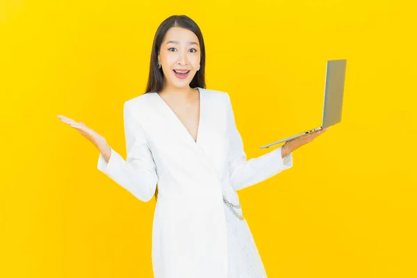 Portret Mooie Jonge Aziatische Vrouw Glimlach Met Computer Laptop Geïsoleerde — Stockfoto