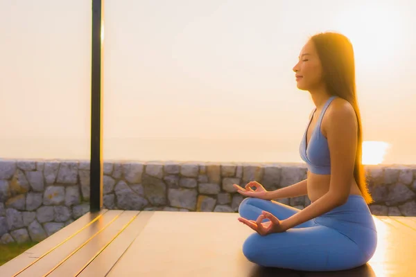 Retrato Joven Asiático Mujer Hacer Meditación Alrededor Mar Playa Océano —  Fotos de Stock