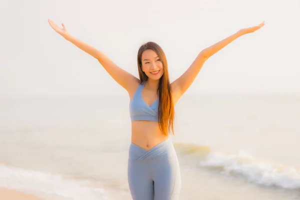 Portret Sport Młoda Azjatycka Kobieta Przygotować Ćwiczenia Lub Uruchomić Plaży — Zdjęcie stockowe