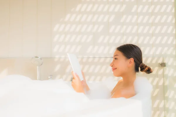 Retrato Jovem Ásia Mulher Ler Livro Banheira Para Spa Conceito — Fotografia de Stock