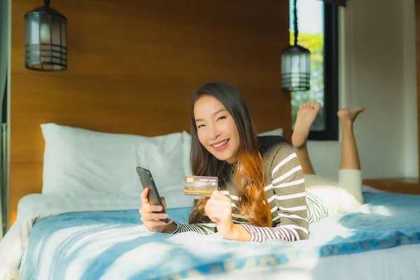 Retrato Joven Mujer Asiática Usando Teléfono Móvil Inteligente Con Tarjeta —  Fotos de Stock