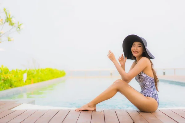 Asyalı Genç Bir Kadının Portresi Mutlu Bir Gülümseme Otel Tatil — Stok fotoğraf