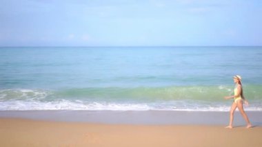 Yaz tatilinde deniz kıyısındaki Asyalı kadının görüntüleri.