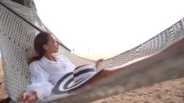 Yaz tatilinde deniz kıyısındaki Asyalı kadının görüntüleri.