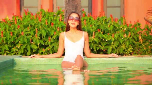 Retrato Hermosa Joven Mujer Asiática Relajarse Alrededor Piscina Aire Libre — Vídeo de stock