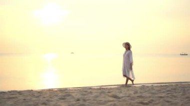 Yaz tatilinde deniz kıyısındaki Asyalı kadının görüntüleri.