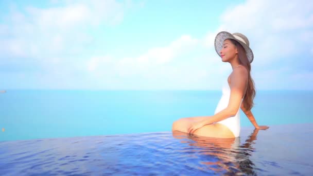 Retrato Bonito Jovem Asiático Mulher Relaxar Redor Piscina Livre Resort — Vídeo de Stock