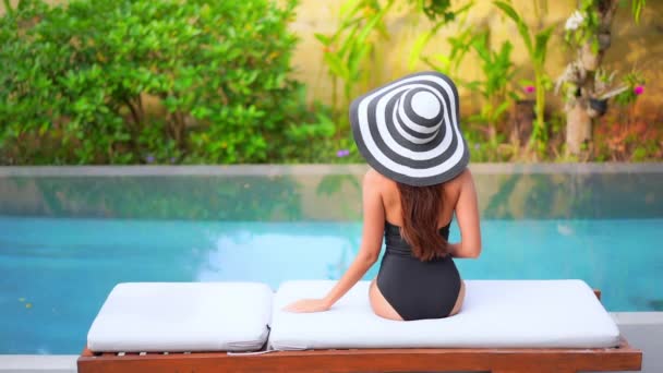 Portret Mooie Jonge Aziatische Vrouw Ontspannen Rond Buitenzwembad Resort — Stockvideo