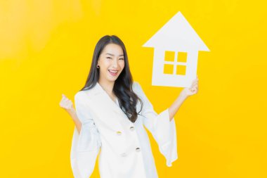 Ev ya da kağıt tabelalı güzel Asyalı kadın portresi