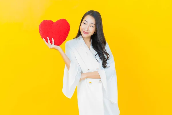 Porträtt Vacker Ung Asiatisk Kvinna Leende Med Hjärta Kudde Form — Stockfoto