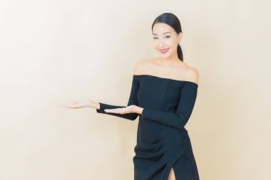 Portre güzel Asyalı kadın gülümsüyor. Renkli arka planda hareket var.