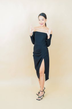 Portre güzel Asyalı kadın gülümsüyor. Renkli arka planda hareket var.