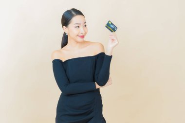 Portre güzel Asyalı kadın gülümsüyor. Renkli arka planda hareket var.