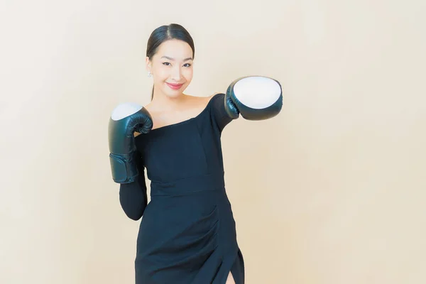 Retrato Hermosa Joven Asiática Mujer Boxeo Con Guante Color Fondo —  Fotos de Stock