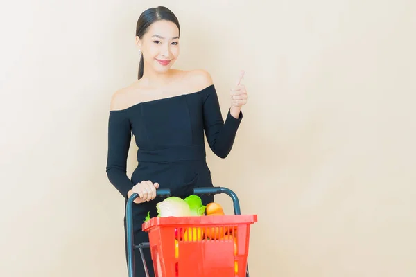 Ritratto Bella Giovane Donna Asiatica Sorriso Con Cesto Della Spesa — Foto Stock