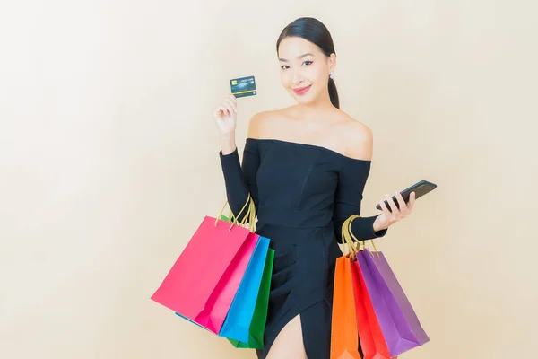 Ritratto Bella Giovane Donna Asiatica Sorriso Con Shopping Bag Sfondo — Foto Stock