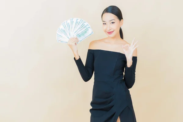 Portrét Krásná Mladá Asijská Žena Úsměv Velkým Množstvím Peněz Peněz — Stock fotografie