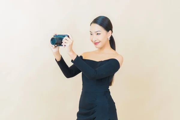Retrato Hermosa Joven Asiático Mujer Uso Cámara Color Fondo —  Fotos de Stock