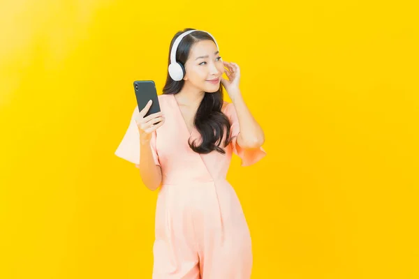Πορτρέτο Όμορφη Νεαρή Ασιάτισσα Γυναίκα Ακουστικά Και Έξυπνο Τηλέφωνο Για — Φωτογραφία Αρχείου