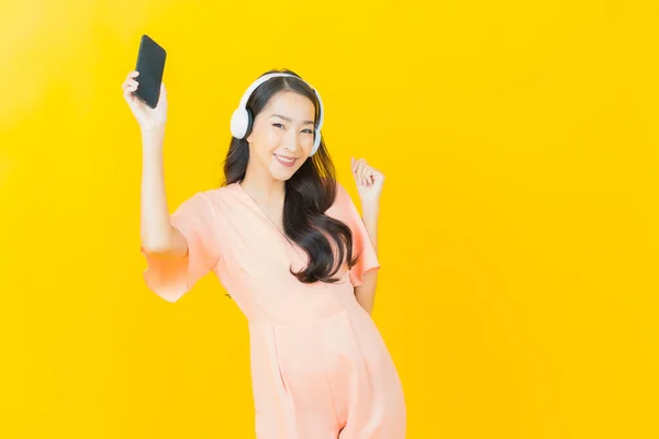 Retrato Bela Jovem Mulher Asiática Com Fone Ouvido Telefone Inteligente — Fotografia de Stock