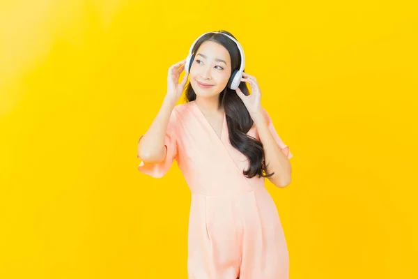 Porträtt Vacker Ung Asiatisk Kvinna Med Hörlurar Och Smart Telefon — Stockfoto