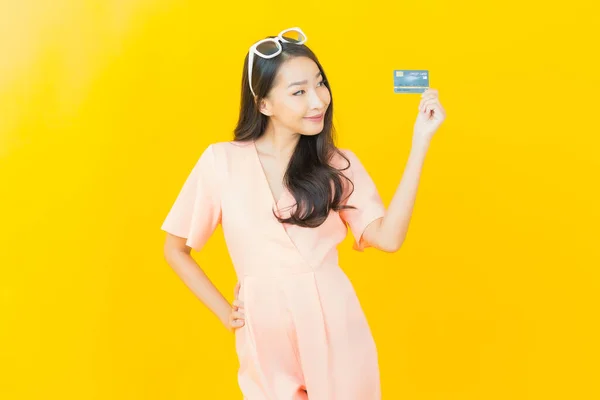 Porträtt Vacker Ung Asiatisk Kvinna Leende Med Kreditkort Färg Bakgrund — Stockfoto