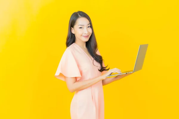 Portret Mooie Jonge Aziatische Vrouw Glimlach Met Computer Laptop Geïsoleerde — Stockfoto