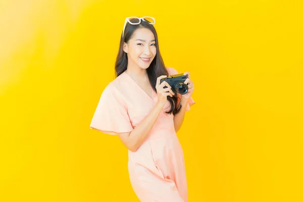 Portret Mooie Jonge Aziatische Vrouw Gebruik Camera Kleur Achtergrond — Stockfoto