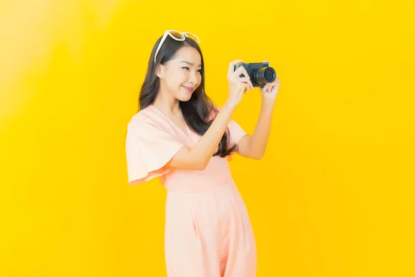 Portret Mooie Jonge Aziatische Vrouw Gebruik Camera Kleur Achtergrond — Stockfoto