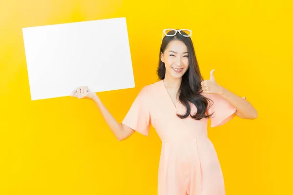 Portret Mooie Jonge Aziatische Vrouw Met Lege Witte Billboard Kleur — Stockfoto