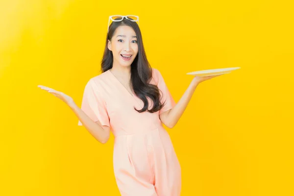 Portret Mooie Jonge Aziatische Vrouw Glimlach Met Lege Schotel Kleur — Stockfoto