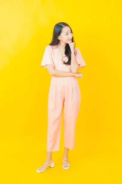 Retrato Hermosa Joven Asiática Mujer Sonrisa Con Acción Color Fondo —  Fotos de Stock